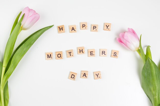 Foto gratuita iscrizione di happy mothers day con tulipani luminosi