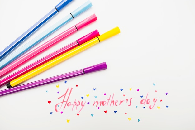 Foto gratuita iscrizione happy mothers day con pennarelli colorati