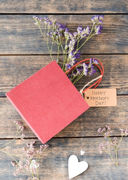 Free photo happy mothers day inscription with flowers in small paper bag