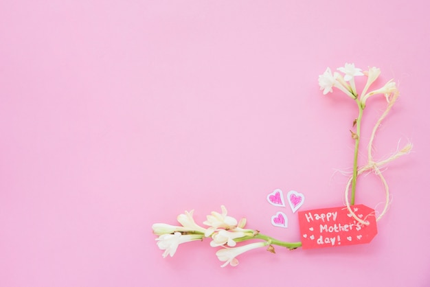 Foto gratuita happy mothers day iscrizione con fiori