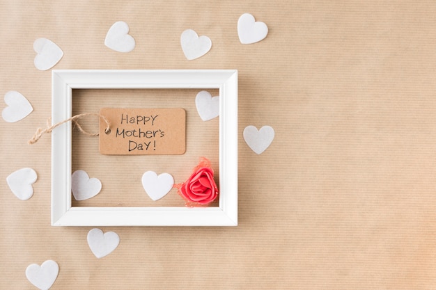 Foto gratuita iscrizione happy mothers day con cuori cornice e carta