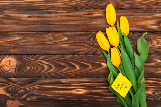 Foto gratuita iscrizione di happy mothers day con fiori di tulipano