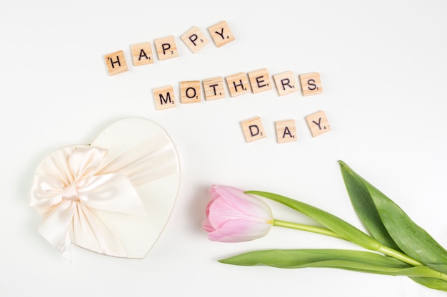 Foto gratuita iscrizione di happy mothers day con tulipano e regalo