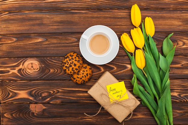 Foto gratuita iscrizione di happy mothers day con tulipani e caffè