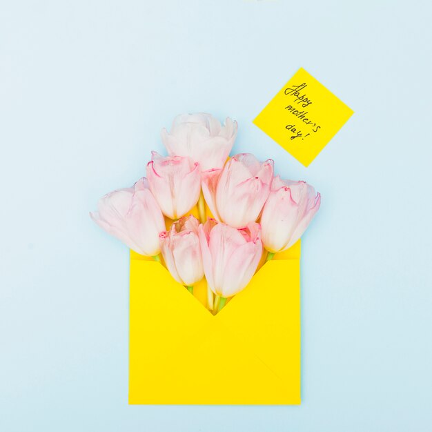 Foto gratuita iscrizione di happy mothers day con tulipani in busta