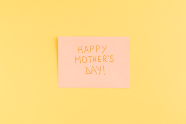 Счастливое название дня матери на розовой бумаге