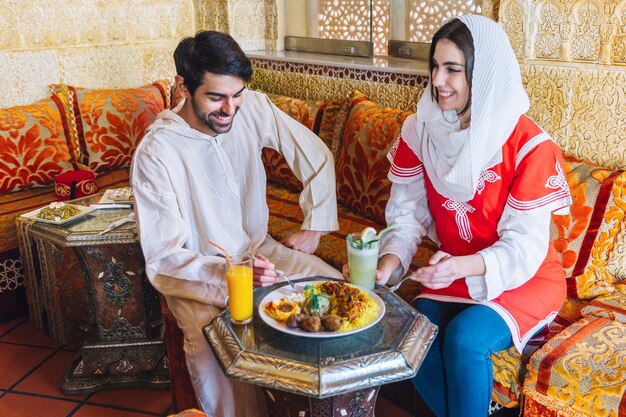 Счастливая пара мусульман в ресторане