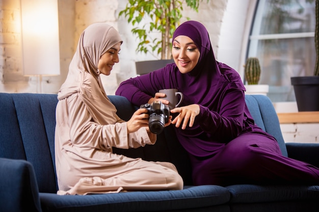 Happy muslim woman at home during online lesson. Premium Photo