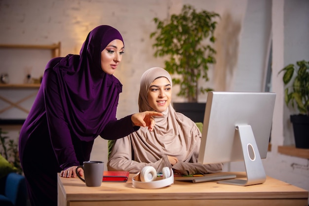 Free photo happy muslim woman at home during online lesson.