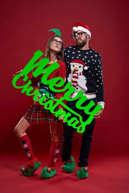 孤立したクリスマスの服で幸せなオタクカップル