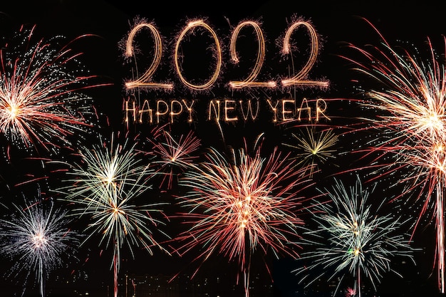 새해 복 많이 받으세요 2022 반짝이는 불타는 텍스트 새해 복 많이 받으세요 2022 검은 배경에 고립