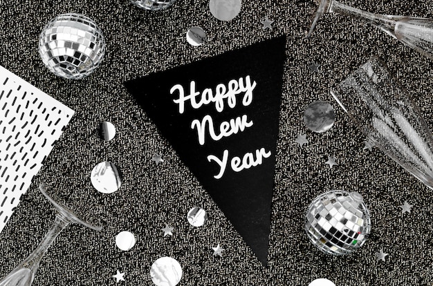 Free photo happy new year garland with silver accessories on dark background