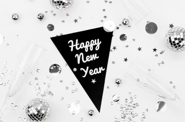 Бесплатное фото С новым годом гирлянда с серебряными аксессуарами