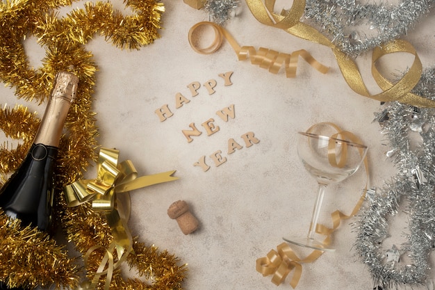 С новым годом золотое сообщение на столе