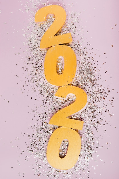 Foto gratuita felice anno nuovo con numeri d'oro 2020 e glitter argento