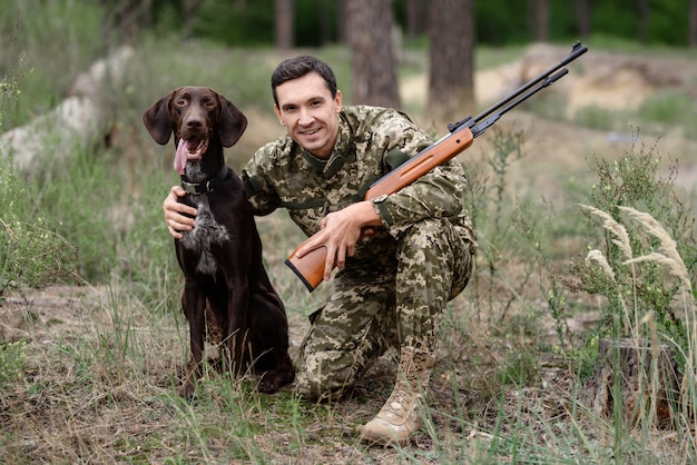 Lov na slikama i videu - Page 10 Happy-owner-pointer-dog-hunter-with-shotgun_99043-325