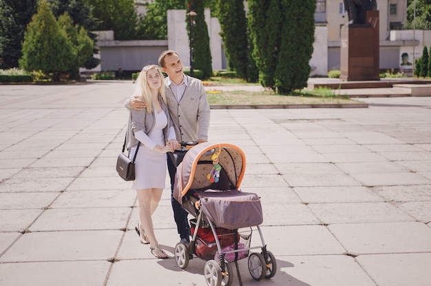 Бесплатное фото Счастливые родители с коляской