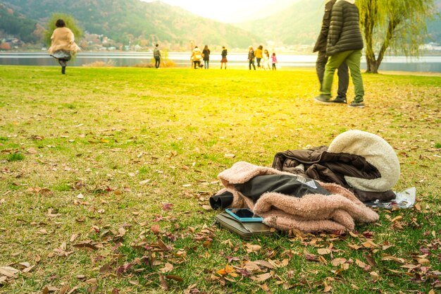 공원에서 잔디에 행복 한 사람들