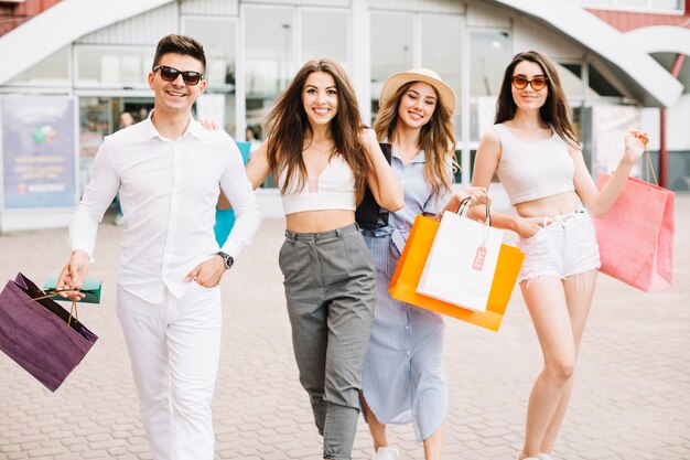 Счастливые люди в шопинге