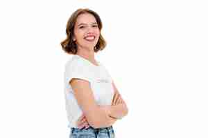 Free photo happy pretty caucasian woman standing isolated with arms crossed