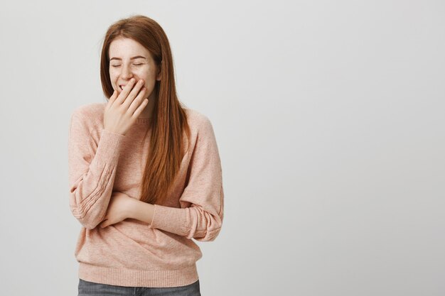 笑って幸せなかわいい赤毛の女性