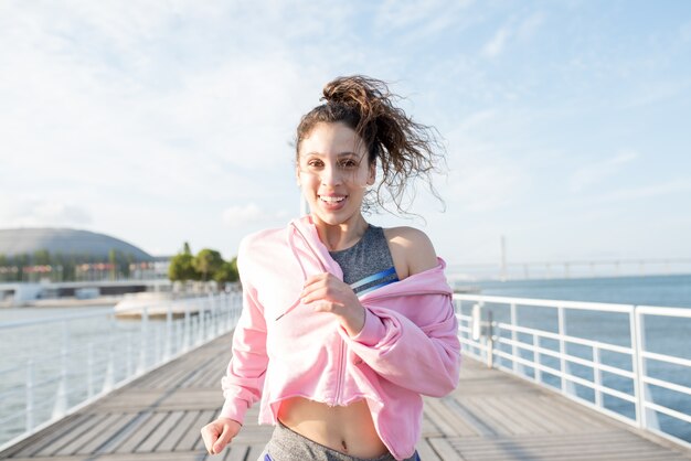 다리에서 실행 행복 꽤 스포티 한 여자