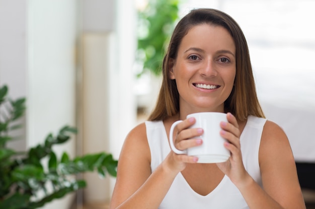 Счастливый довольно молодая женщина, пить кофе