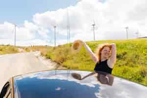 무료 사진 측면도로에 행복 한 나가서는 여자