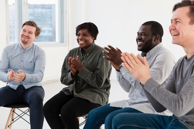 Foto gratuita felici pazienti riabilitativi applaudono