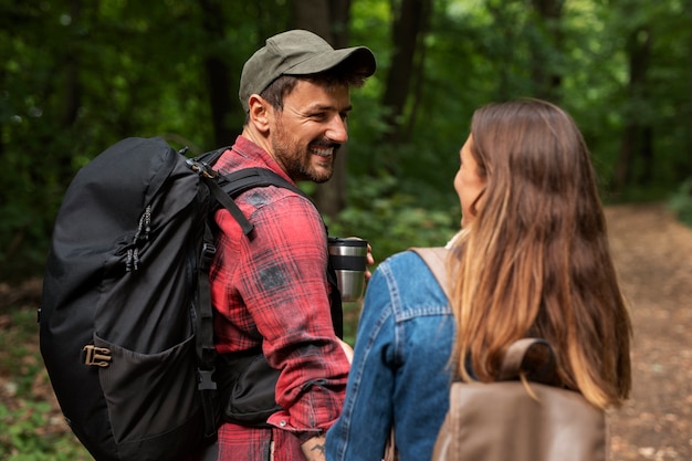 Foto gratuita coppie felici e romantiche che viaggiano insieme nella natura