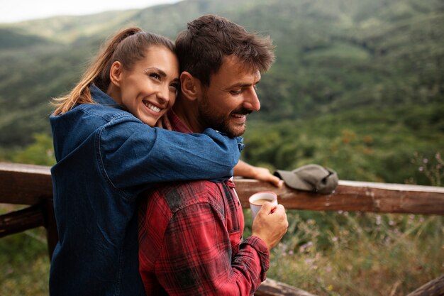 Coppie felici e romantiche che viaggiano insieme nella natura