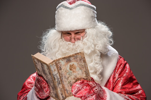 블랙에 오래 된 책을 읽고 안경에 행복 한 산타 클로스