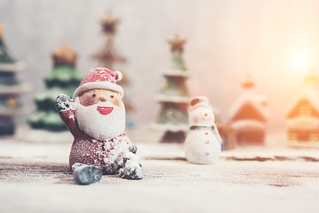Счастливый Санта-Клаус с снеговика фоне