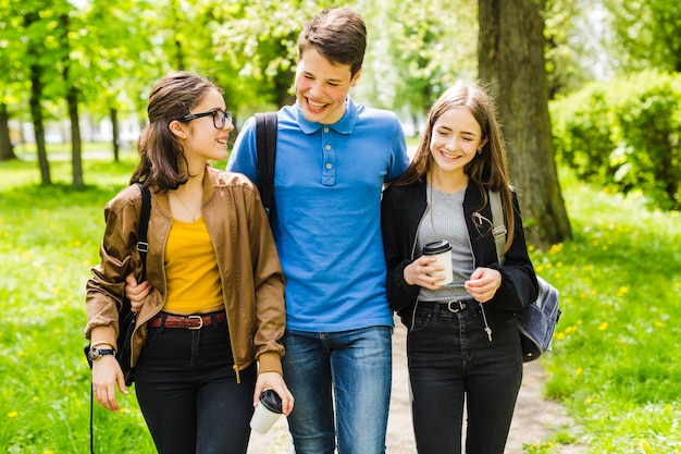 Foto gratuita felici amici scolastici dopo le lezioni