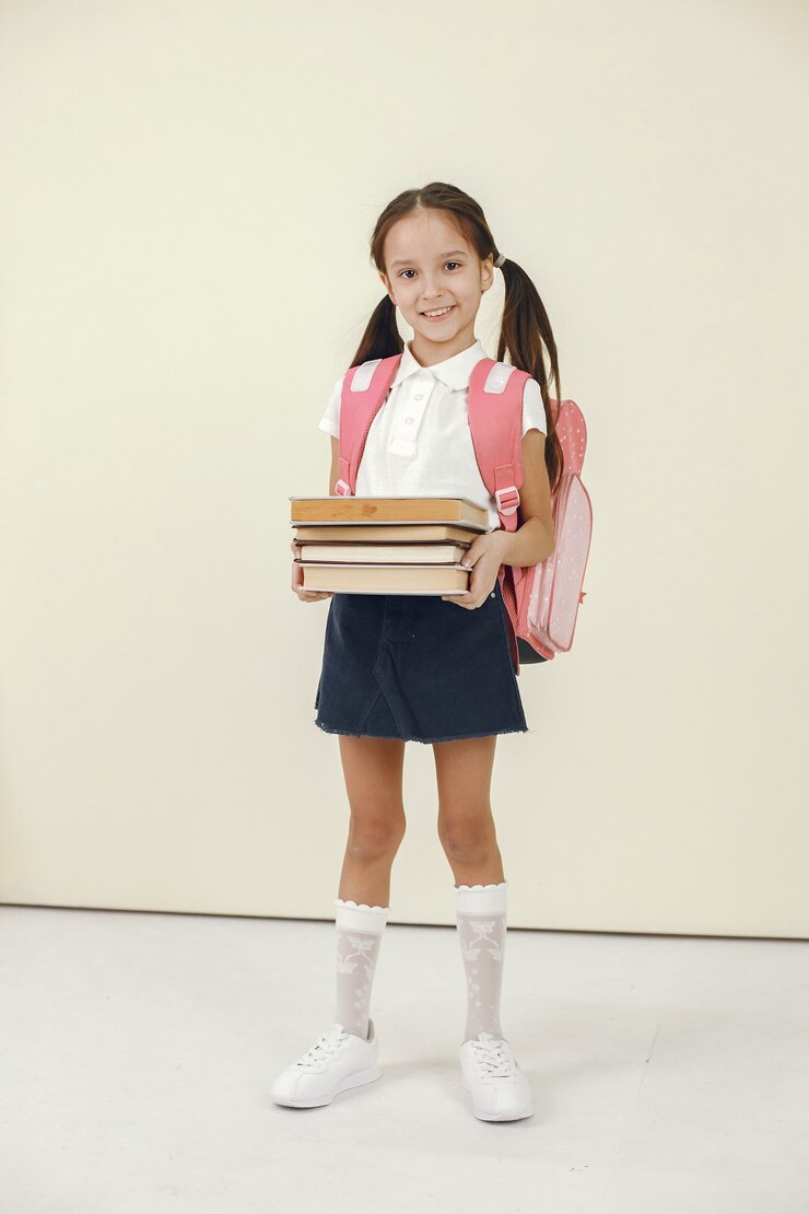 無料Photo 幸せな女子高生。学習と学校の時間の概念。