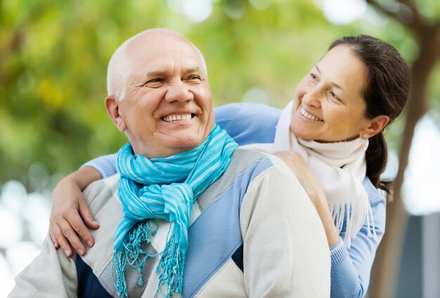 Счастливый старший мужчина и улыбается зрелая женщина