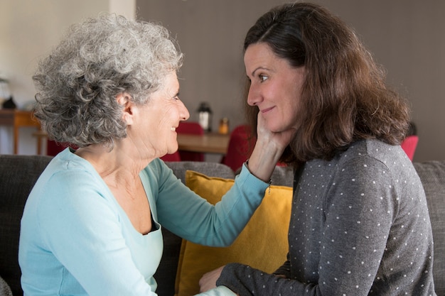 Fronte senior della madre senior felice di bella figlia