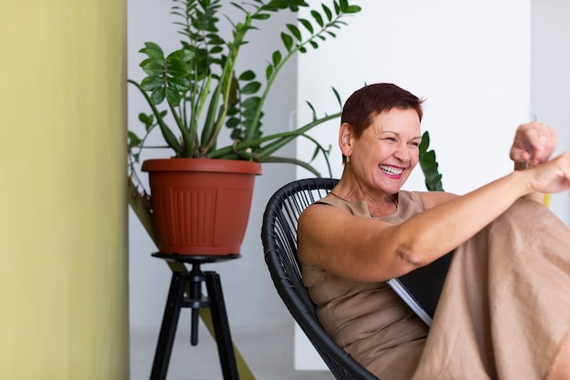 Foto gratuita donna senior felice ridendo