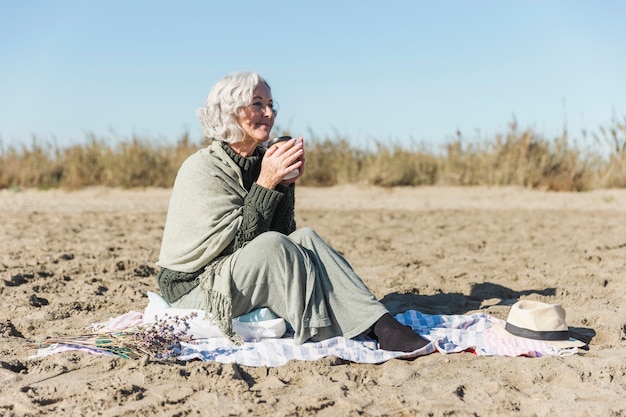 Foto gratuita felice donna senior all'aperto