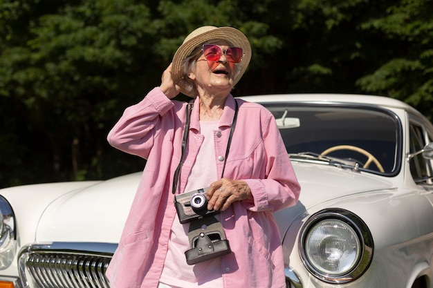 Felice donna anziana che viaggia da sola in auto