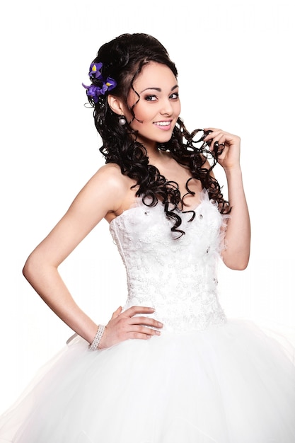 Счастливая сексуальная красивая невеста брюнетка женщина в белом свадебном платье с прической и ярким макияжем