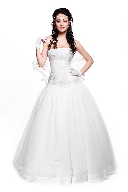 Счастливая сексуальная красивая невеста брюнетка женщина в белом свадебном платье с прической и ярким макияжем