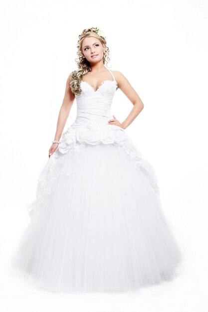 헤어 스타일과 밝은 화장과 하얀 웨딩 드레스에 행복 웃는 아름다운 신부