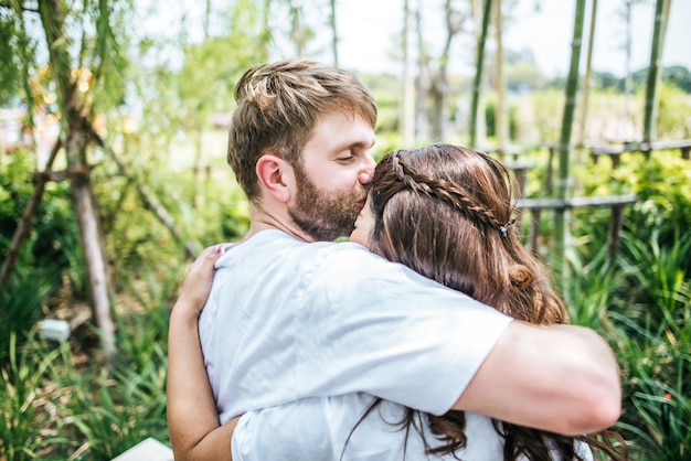 Foto gratuita diversità sorridente felice delle coppie nel momento di amore insieme