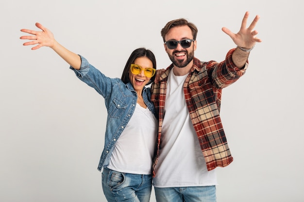 Foto gratuita coppie sorridenti felici che tengono le mani nella macchina fotografica isolata sullo studio bianco