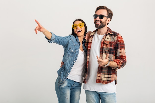 孤立した幸せな笑顔のカップル、スタイリッシュな男と女