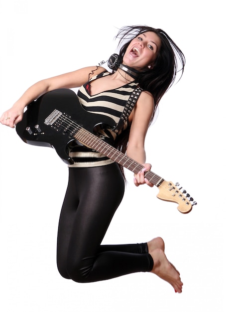 Foto gratuita ragazza sorridente felice che gioca chitarra