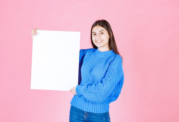 Free photo happy smiling girl with white blank board.