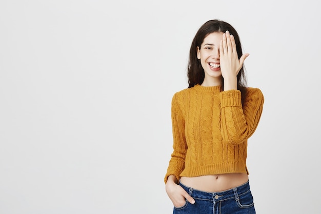 Donna sorridente felice copre metà del viso, concetto di prima e dopo