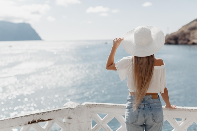 Free photo happy smiling woman outdoor